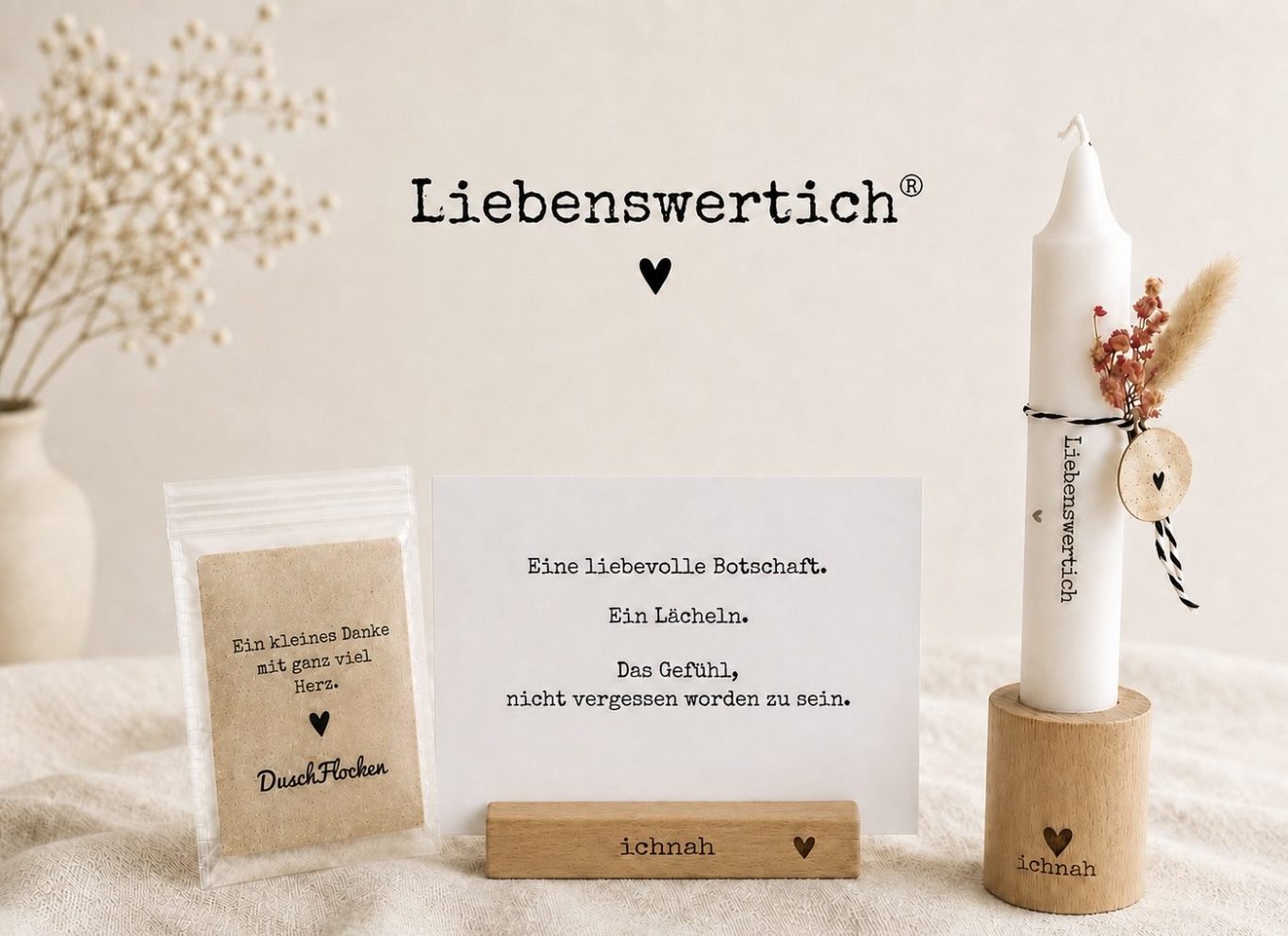 Gutschein Liebenswertich Zarte Dekoration mit einer weißen Kerze, Kette und Karte auf einem Holzständer.